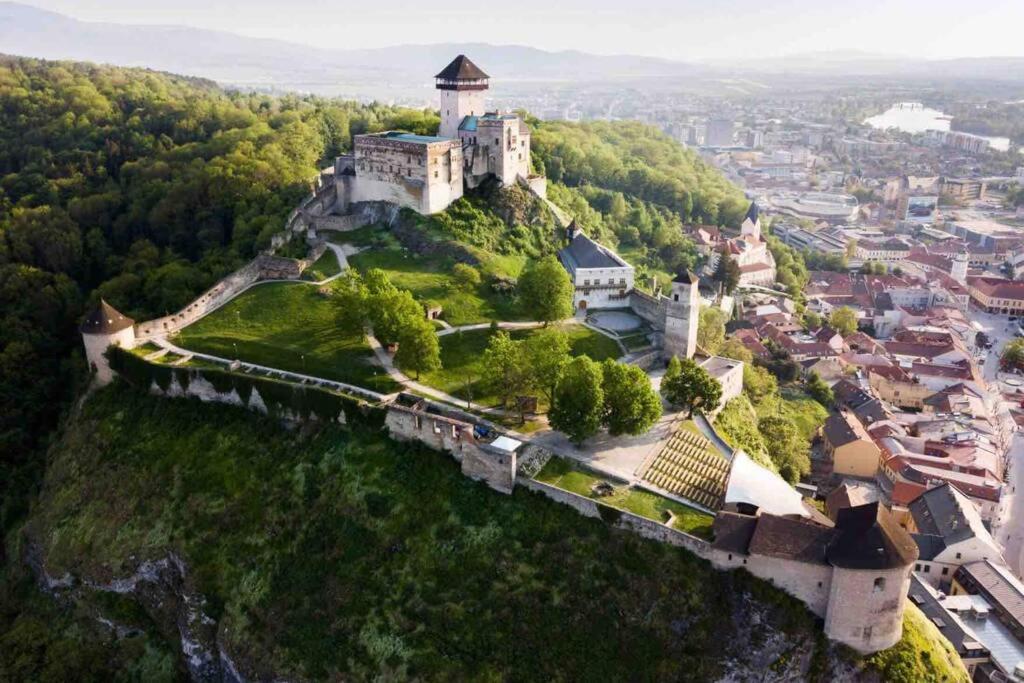 Tichý apartmán blízko centra Appartamento Trenčín Esterno foto